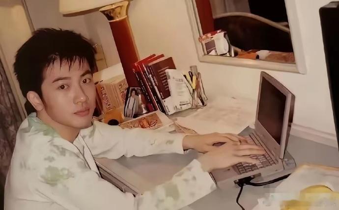 豪横，几十年前苏有朋就用上了笔记本电脑 