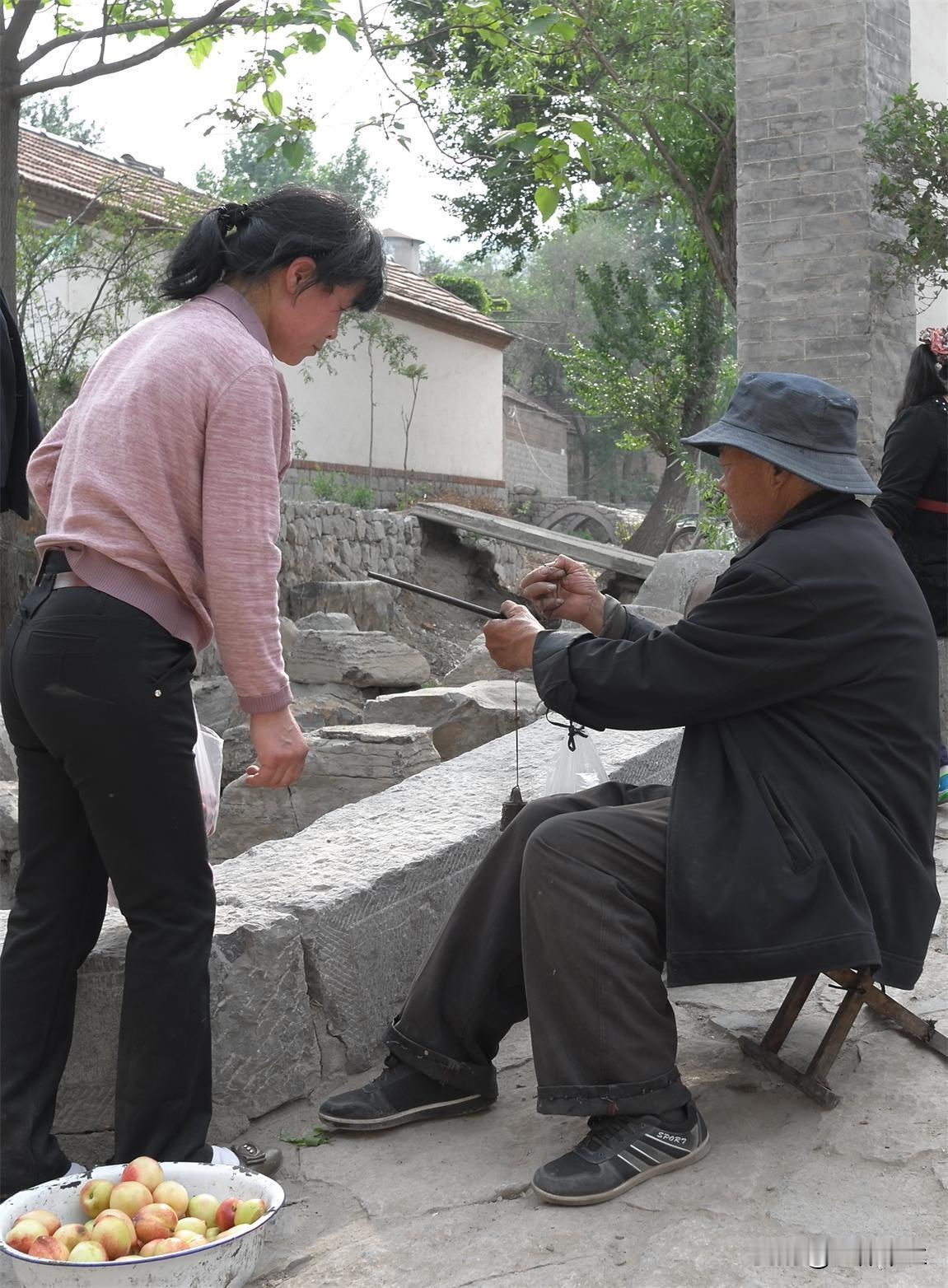 六十五岁的堂哥，从500个空酒瓶里回收了三十多斤名酒，足足喝了半年、吹了三年。他