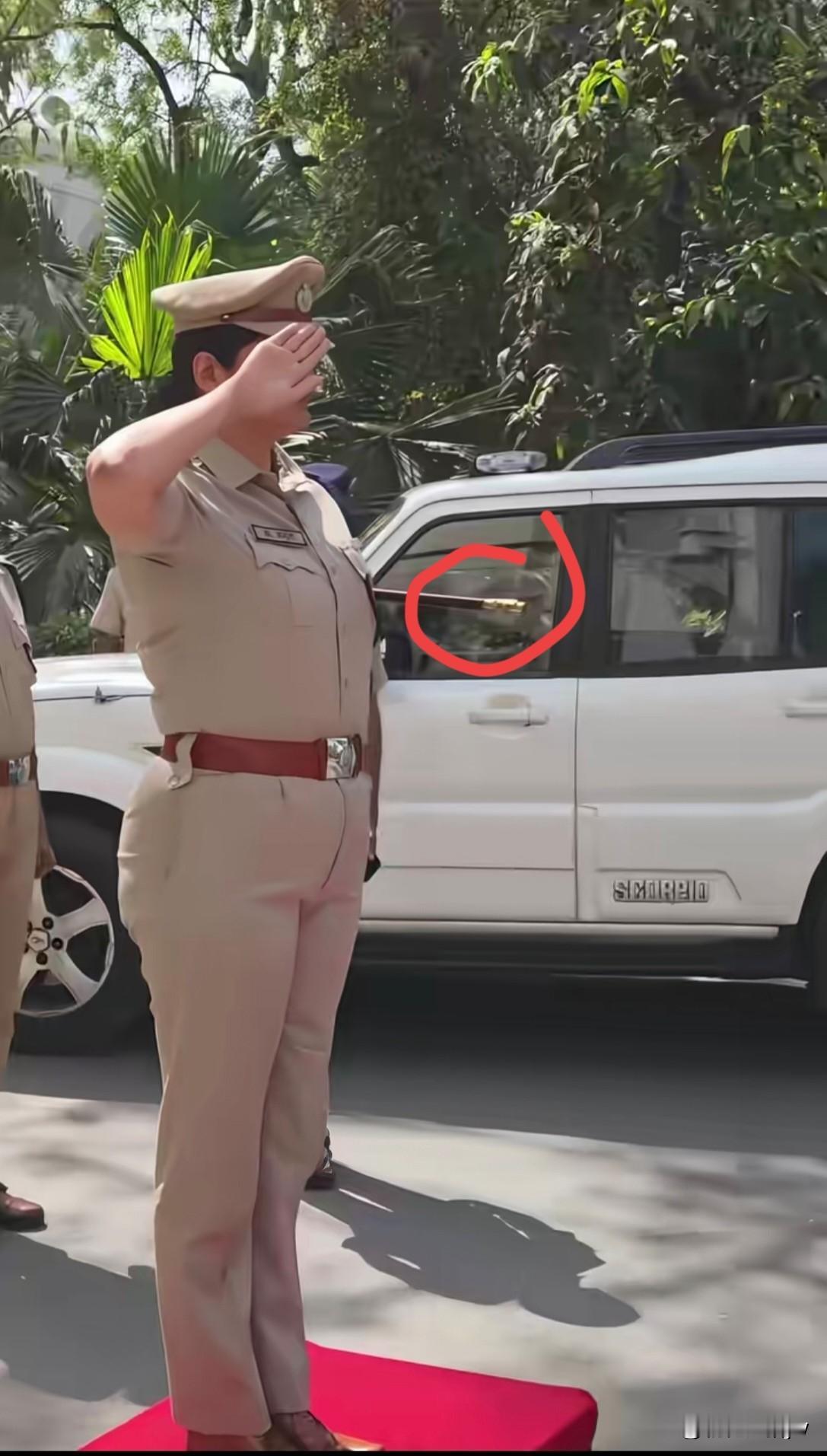 谁懂啊？

为什么印度女警官不佩枪，
腋下却夹根棍？

你知道吗？