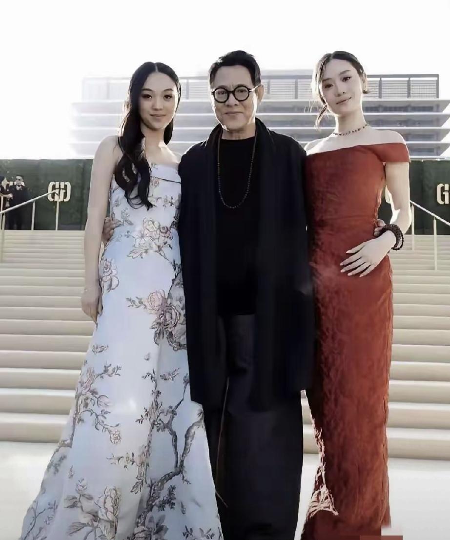 李连杰与两个女儿的合照。左边是他和利智的大女儿李真好，右边是他和前妻黄秋燕的女儿