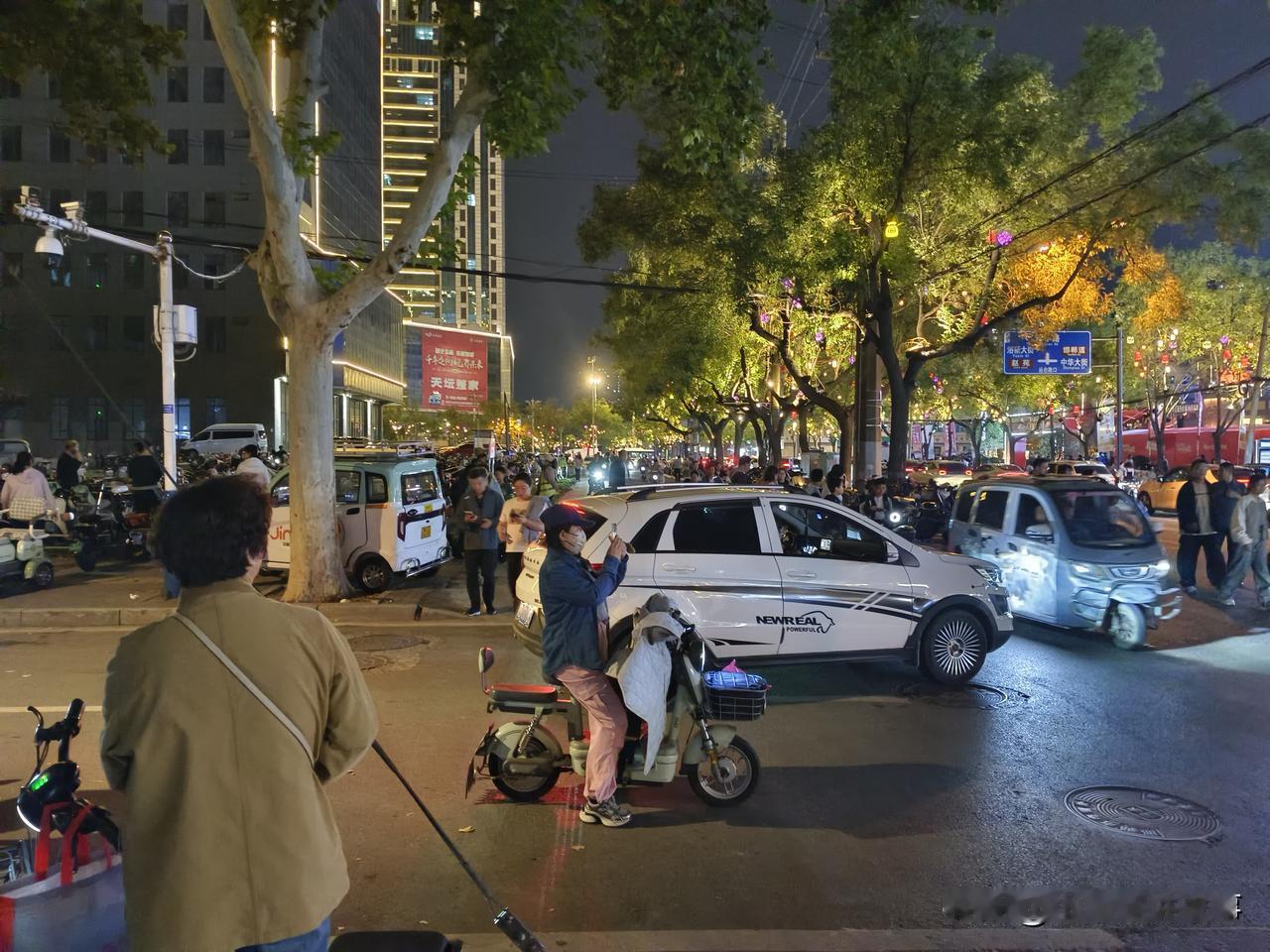 在头条安利我的兴趣 夜幕下的城市街景，车流人潮，灯火辉煌。