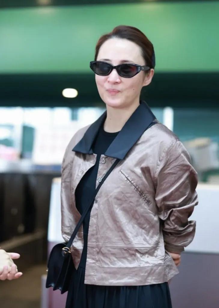 抄作业！蒋勤勤中年穿搭公式✅
上：短款金属光泽夹克，提气场又显比例
下：黑色垂感