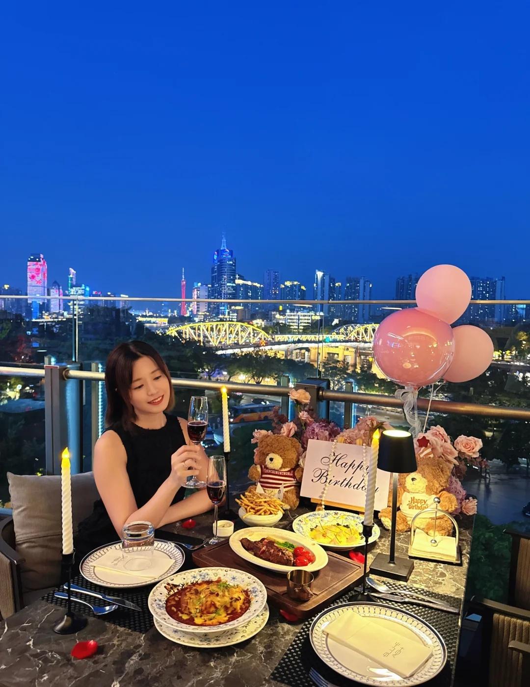 被问爆的广州江景露台生日餐厅🌃
今年生日的仪式感稳稳拿捏✨
提前敲定户外露台观