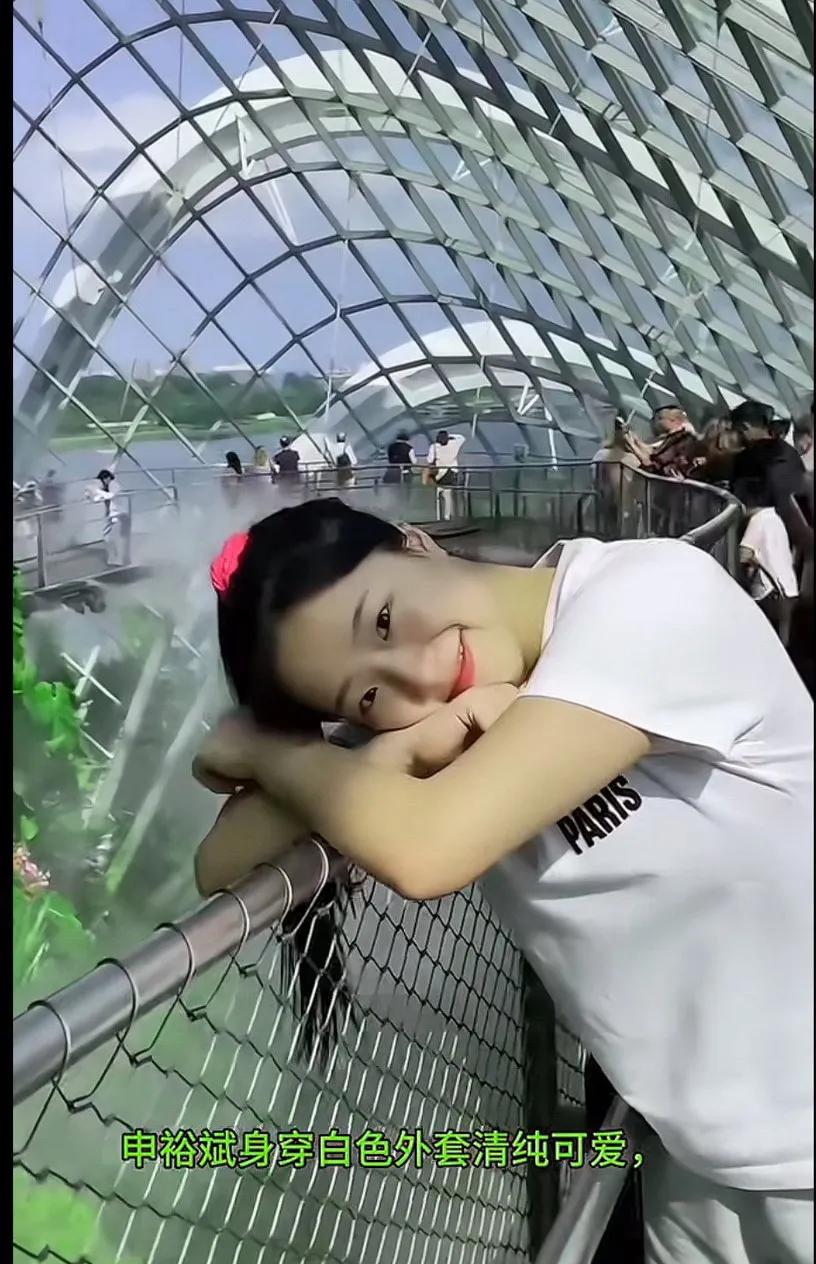 申裕斌身穿白色外套清纯可爱颇有邻家妹妹的气质