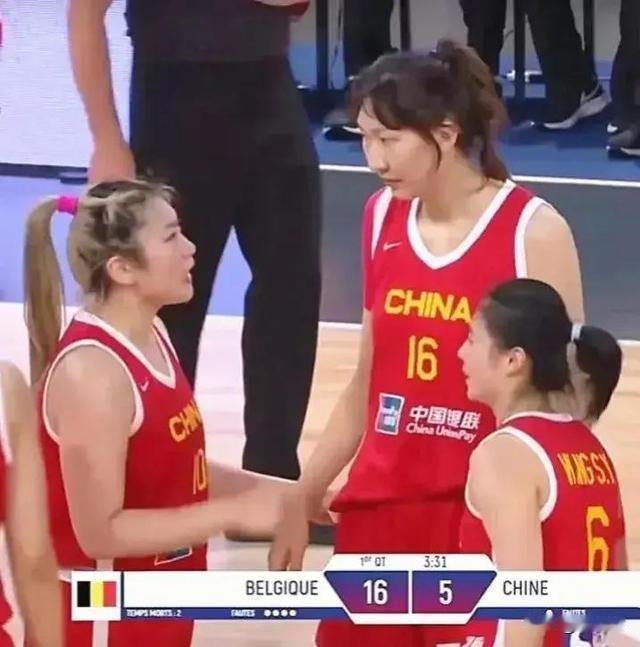 中国女篮57:79惨败比利时，你们知道都是因为谁吗？
1、主教练郑薇，就知道迷恋