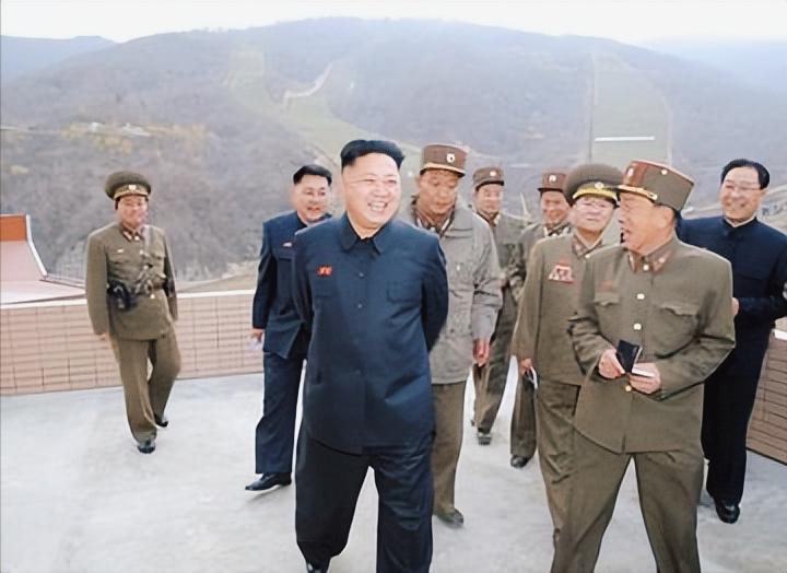 半路上杀出个朝鲜
     最近，世界焦点在盯着中东看，好像东北亚挺消停。结果冷