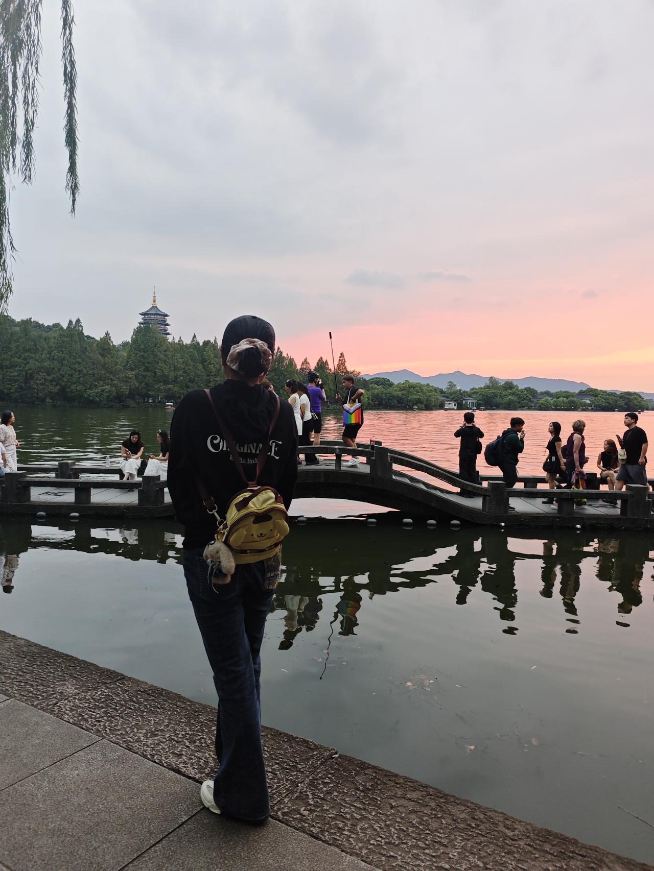雷峰塔夕照我拍过无数次了，每次的感觉都不一样。夕阳虽好已是近黄昏被体现的淋漓尽致