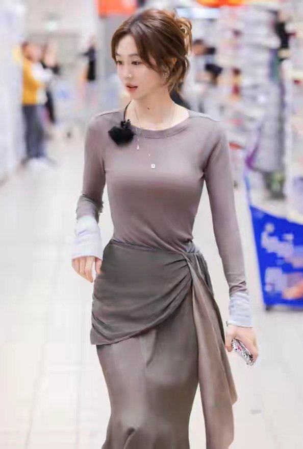 39岁姜妍身材曲线无可挑剔！穿着一身灰色仙女装，给人美丽的感受。 ​​​