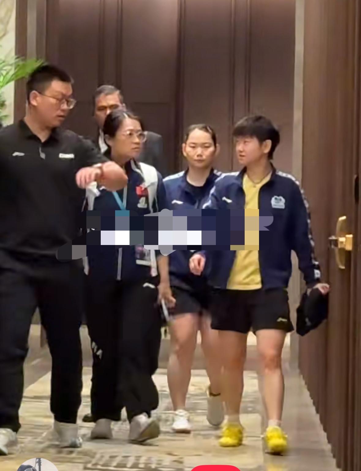 3月28日孙颖莎与队友第一次适应场地训练——心情不错👍！
国乒到达澳门第一天赛