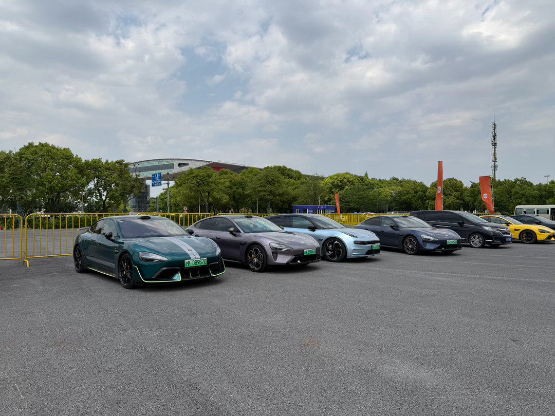 北京车展昨天刚结束，今天又闪现上赛。和一辆长门有希痛车前后脚进场，我摇下车窗朝他