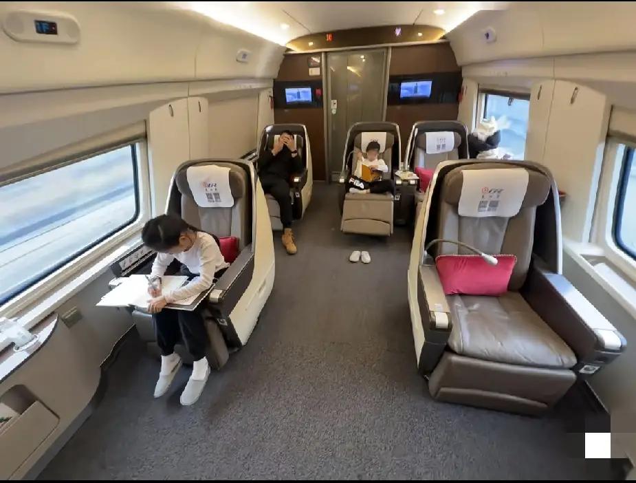 这也许就是男人努力的意义吧！努力让自己的孩子过上舒适幸福的生活！别人买的是商务舱