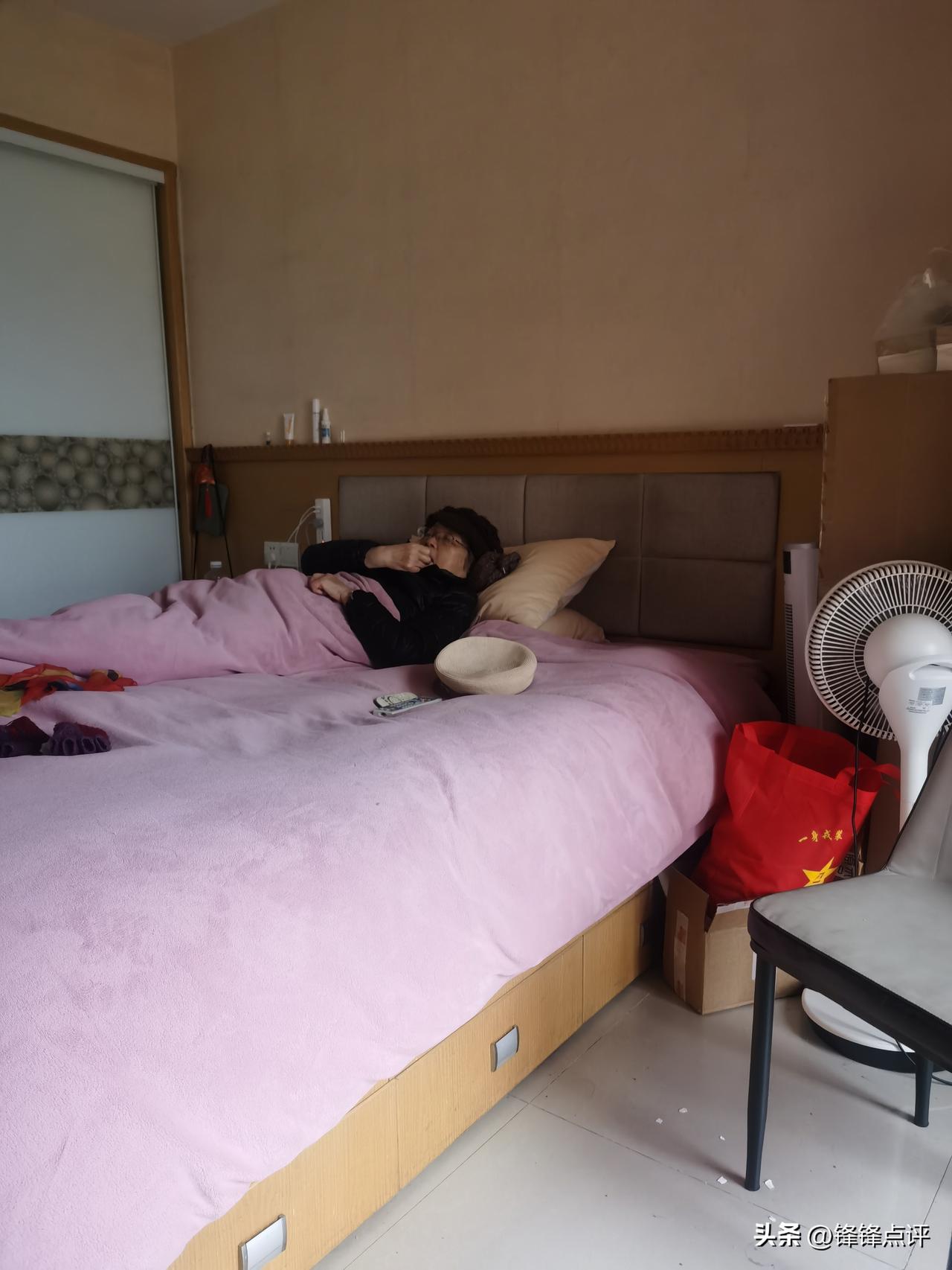 下午四点多去看妈妈。
妈妈今年八十一岁，身体不错，一个人住在十七楼，爸爸三年前因