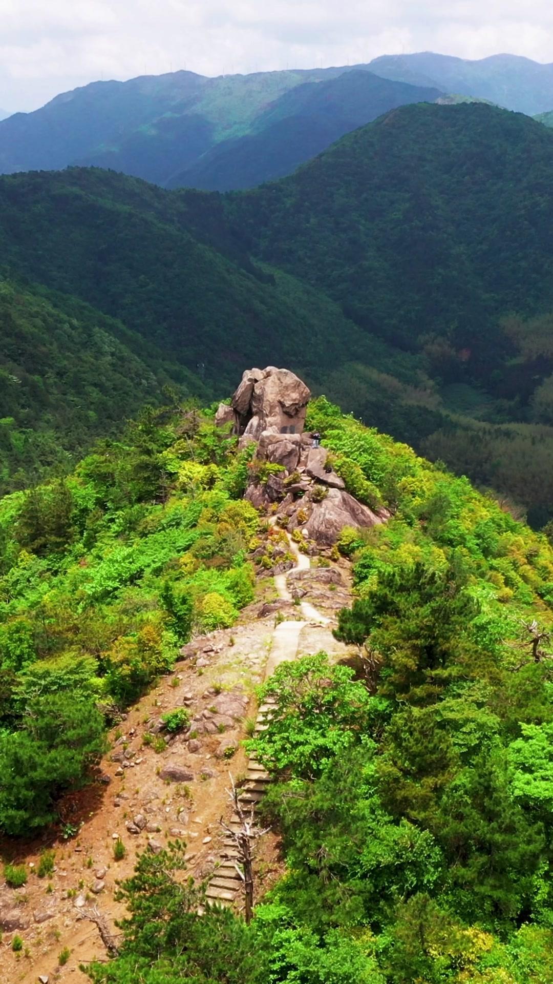 🌄站在1170米的纺车岩顶峰，脚下是临海、黄岩、仙居三地交界，一面看海一面望山