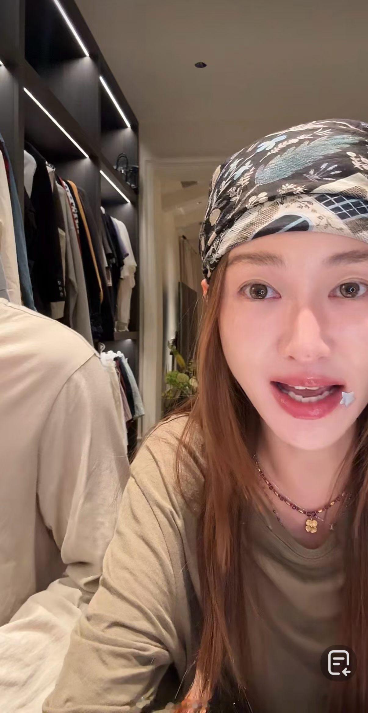 咱就是说 四叶草现货又不多了 随便搭个纯t都好看的程度。 