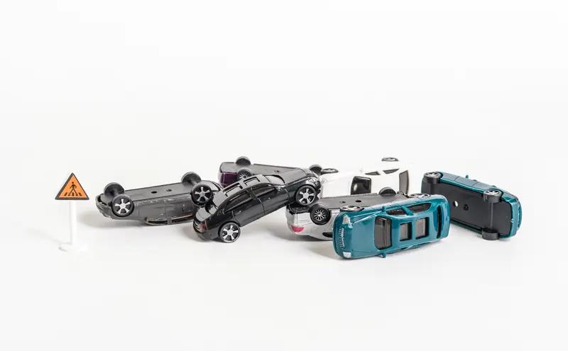 昨天下午，本市某路段1000米范围内发生了2起交通事故。两点多，一辆新能源家用轿