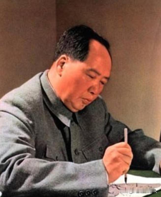 1941年初，皖南事变发生，消息传到延安，窑洞里的毛泽东沉默良久后，说了一句：“