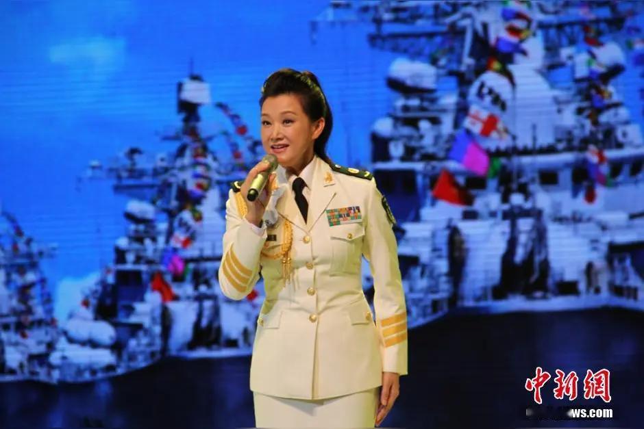 她的音色清亮通透，高音华丽不尖锐，气息极稳，民族唱法
登峰造极，但慰问演出很多条