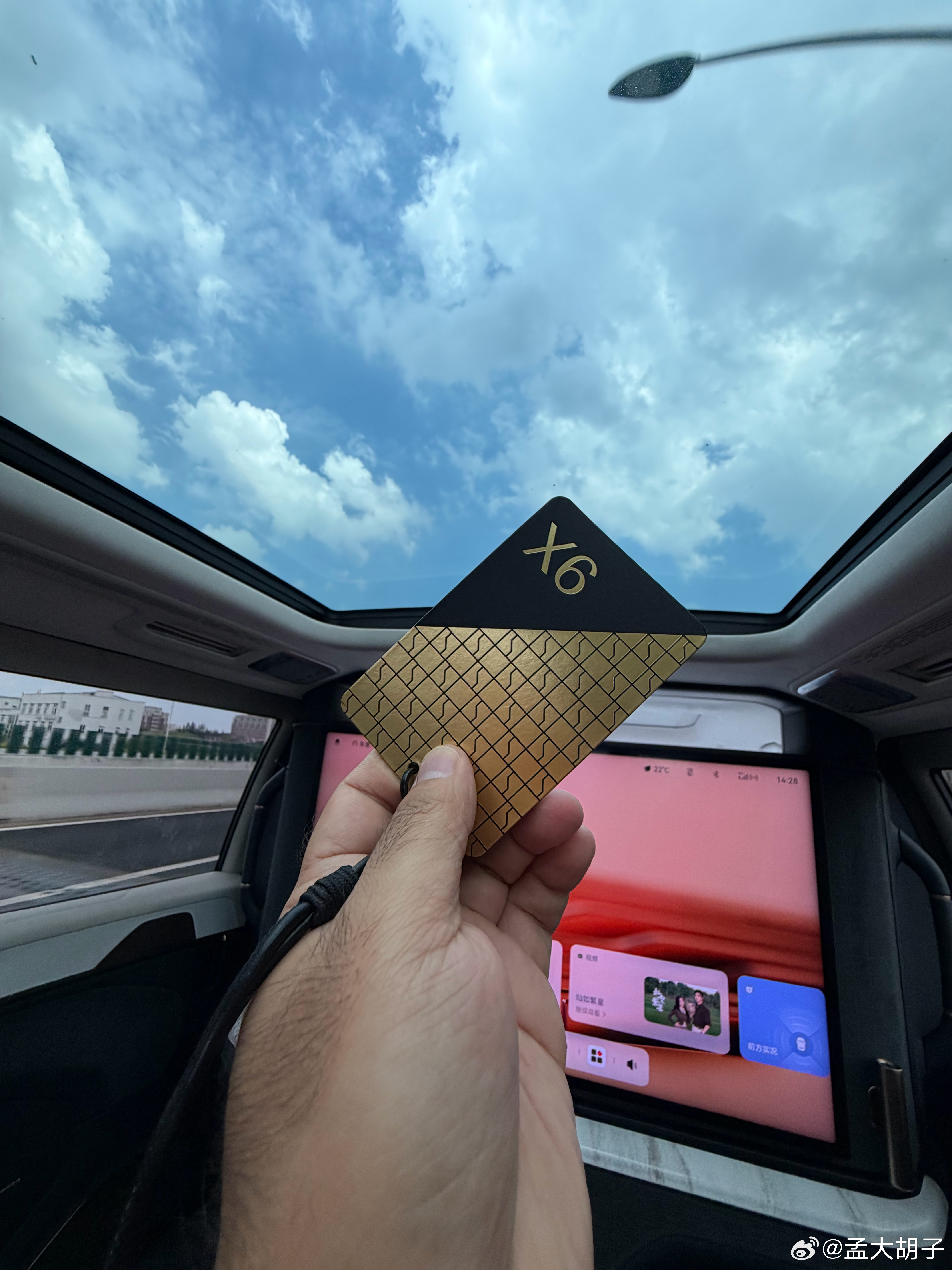 为什么设计师就总能找到一些奇奇怪怪的角度拍照，这脑子里都装的是啥