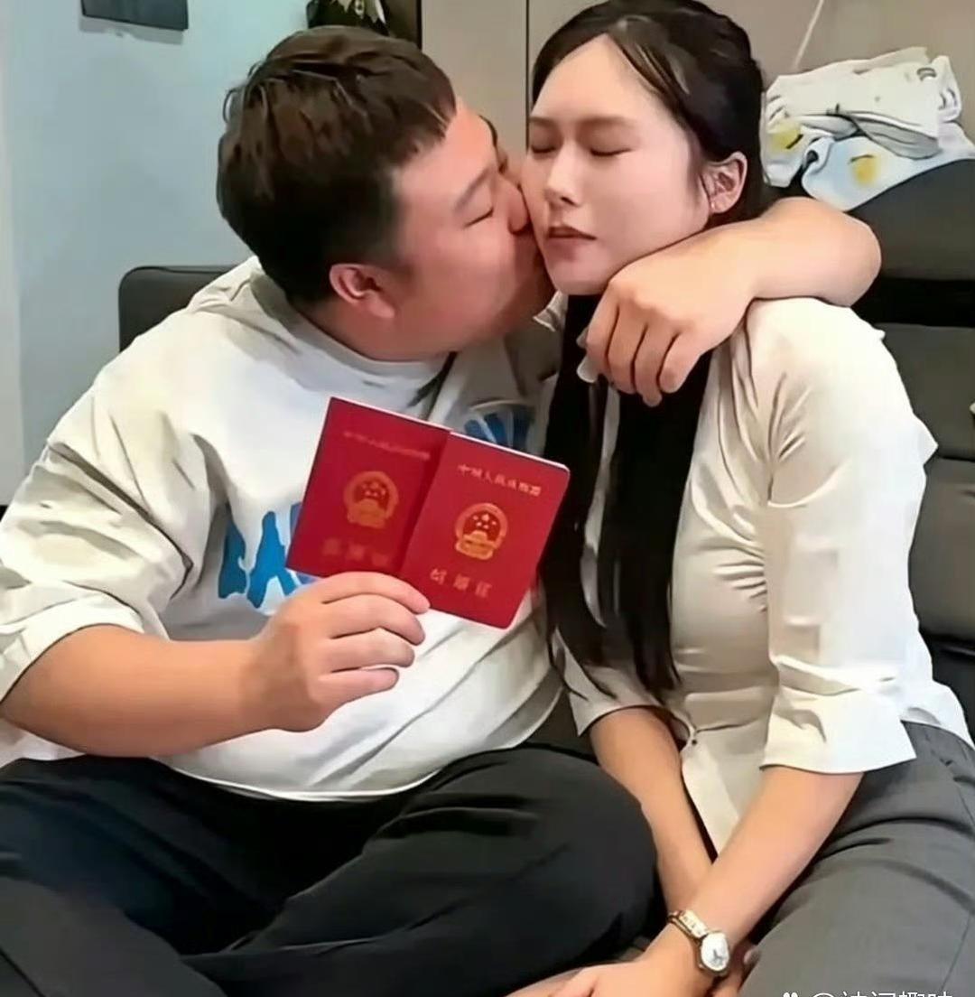 怎么感觉女的一脸嫌弃的样子，可人家是拿证经营，好白菜都让猪拱了。