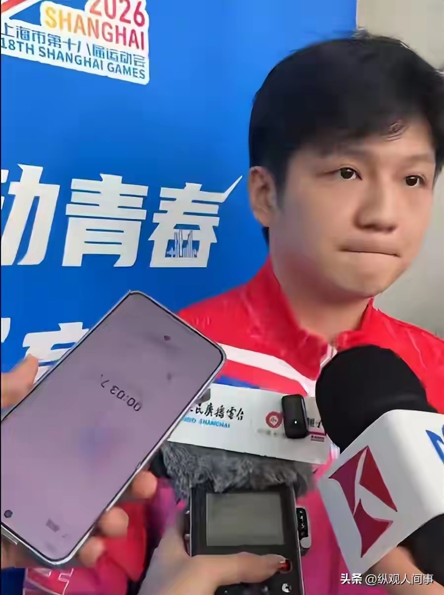 樊振东现身上海市运会，压轴登场稳占C位，怼脸生图五官太端正 