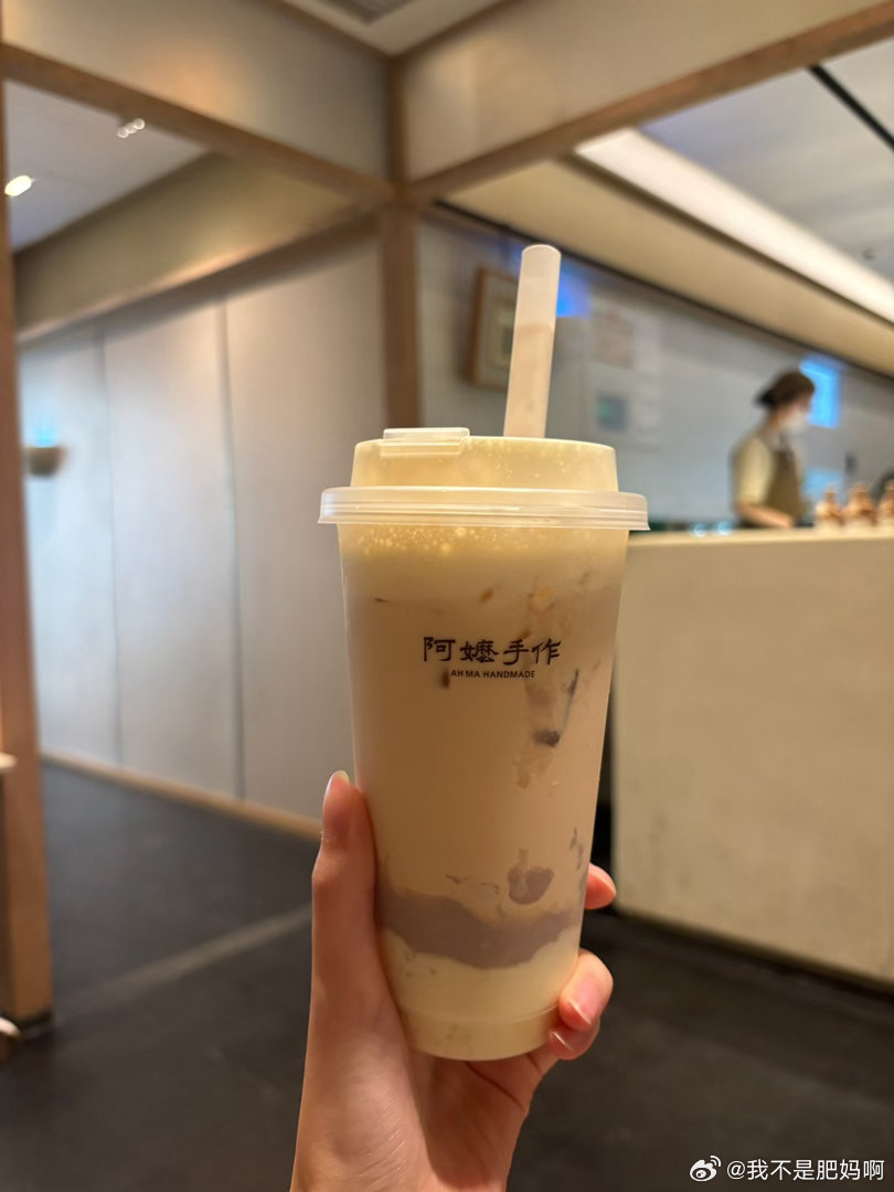 到了上海，小姚推荐女孩子们喝这个牌子的奶茶 ​​​