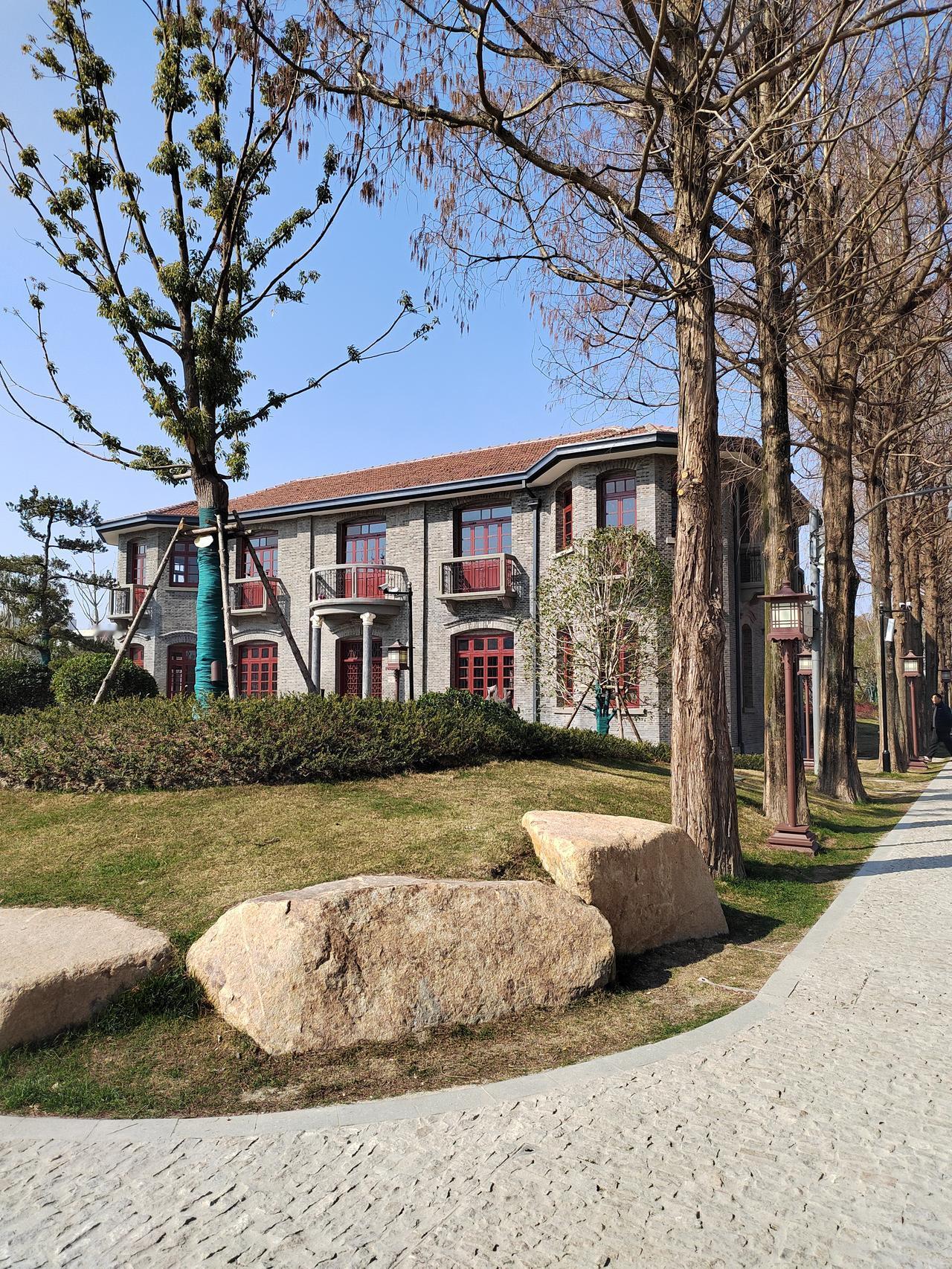 每月租金4200元，只有一间小卧室和在阳台上隔离出来的独I立卫生间，这就是我家小