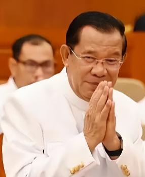 现在的洪森应该看明白了一件事，那就是他不应该让自己的儿子成为继承人，柬埔寨之所以