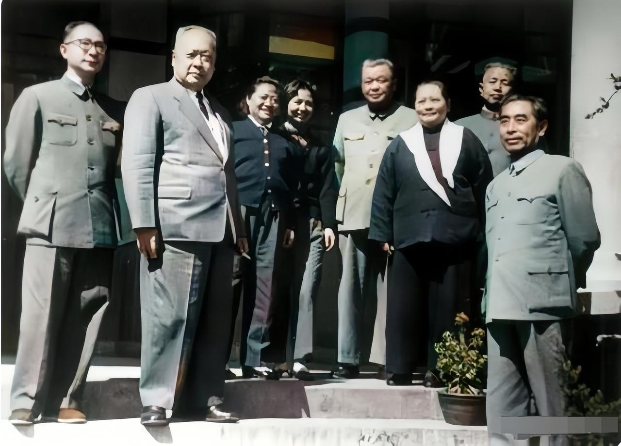 这张照片拍摄于1963年的春天，地点位于北京后海宋庆龄的寓所门前。照片中的人物依