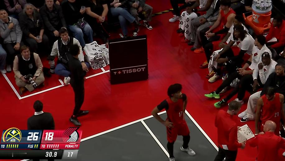 开拓者主场的计时器坏了，甚至场边端出来一个计时器作为plan B … 第一节打了