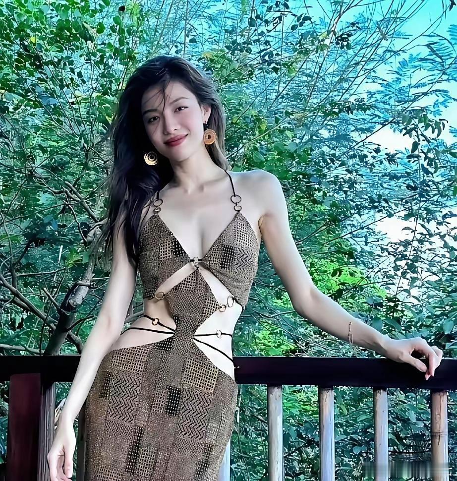 同样款式的裙子，这就是运动瘦和饿瘦的身材穿起来的区别。 ​​​