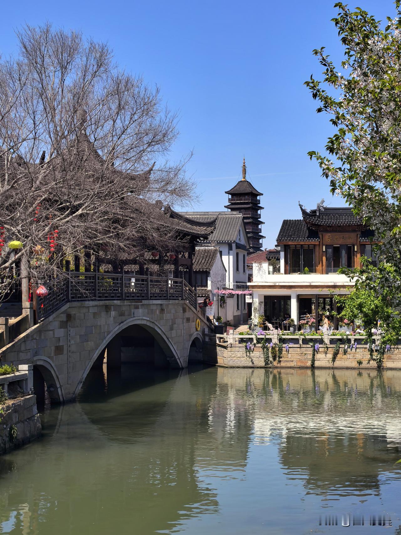 今天想分享一个很小众的江南古镇——巴城老街。它藏在苏州昆山市，名气虽不大，却集齐