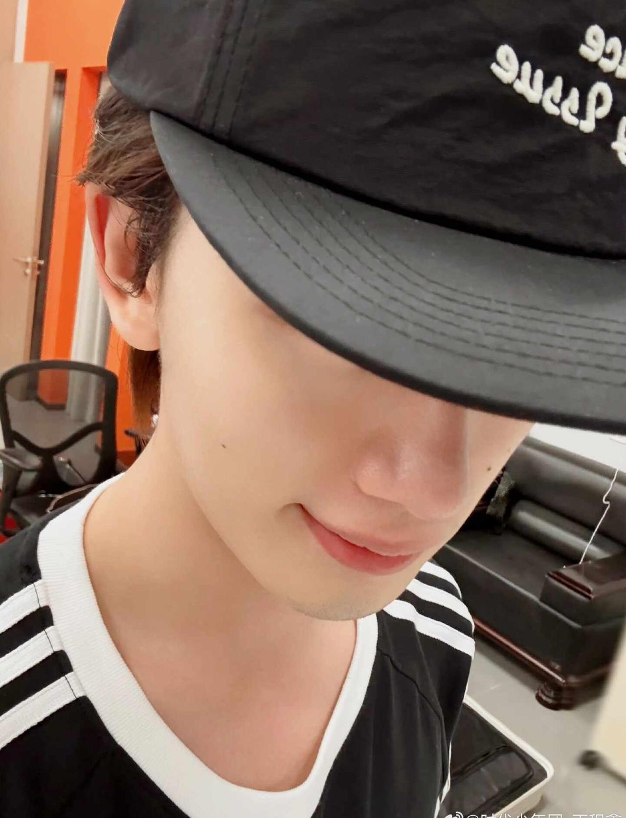 宝宝胡子没刮就发🧣😘
丁程鑫