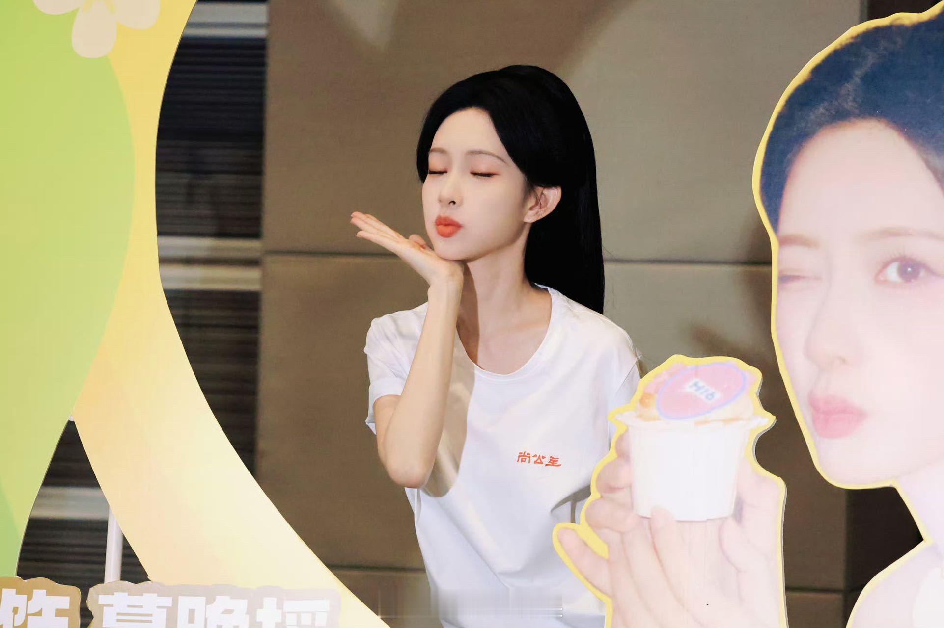 孟子义亲手给粉丝发礼物 你有这样宠粉的进入内娱！！真的很羡慕在现场的粉丝，大家一