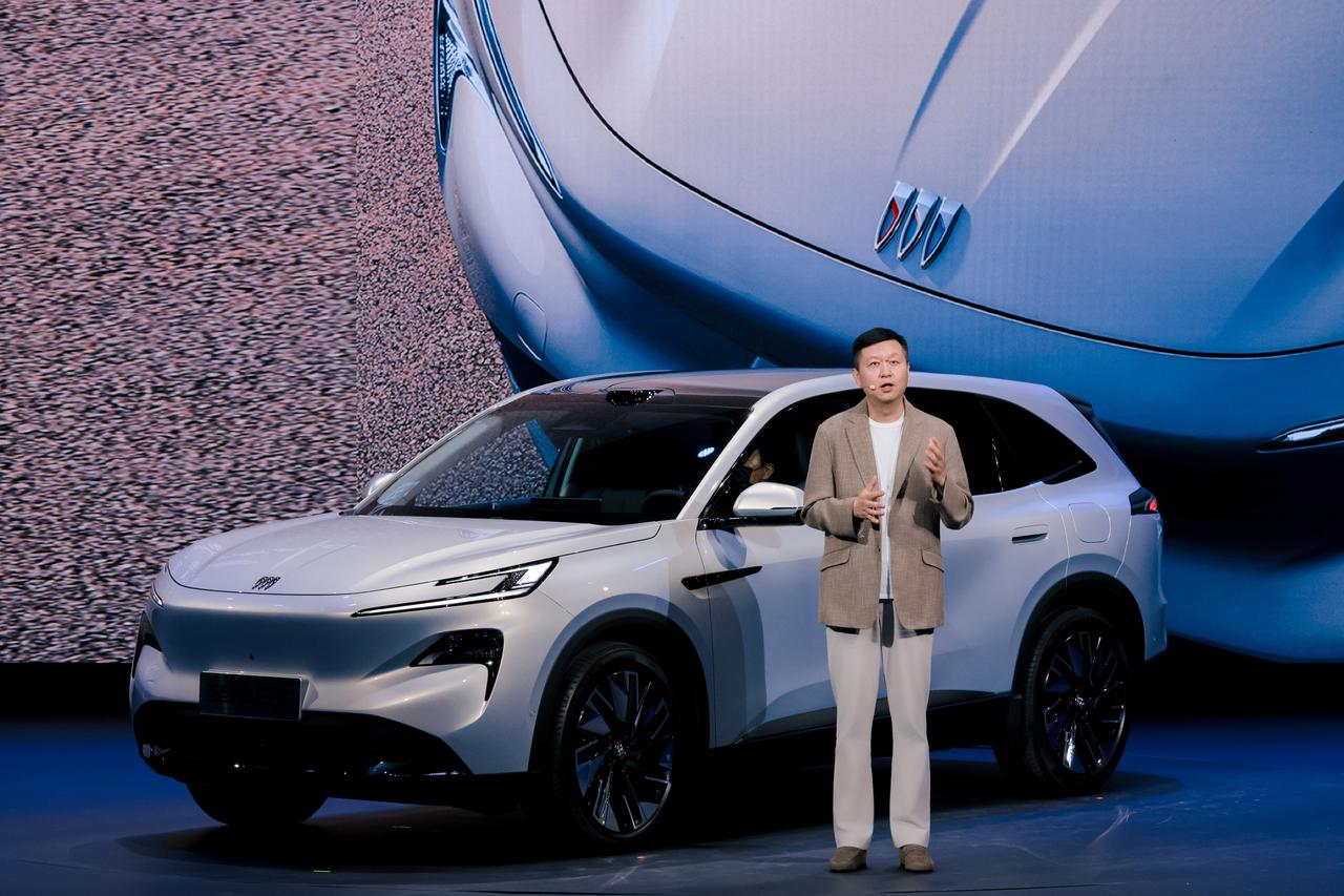 梅雨季开车的糟心事，别克至境 E7 全给化解了
梅雨季的暴雨天接孩子放学，总能遇