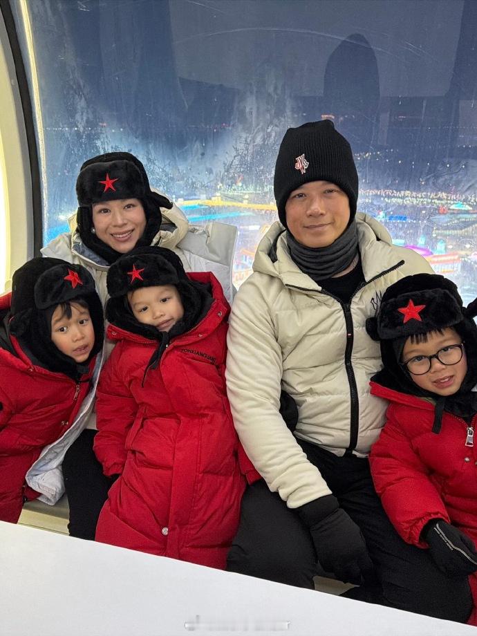 胡杏儿一家哈尔滨旅游 胡杏儿一家五口在哈尔滨旅游，三个小朋友穿着同款红色长羽绒服