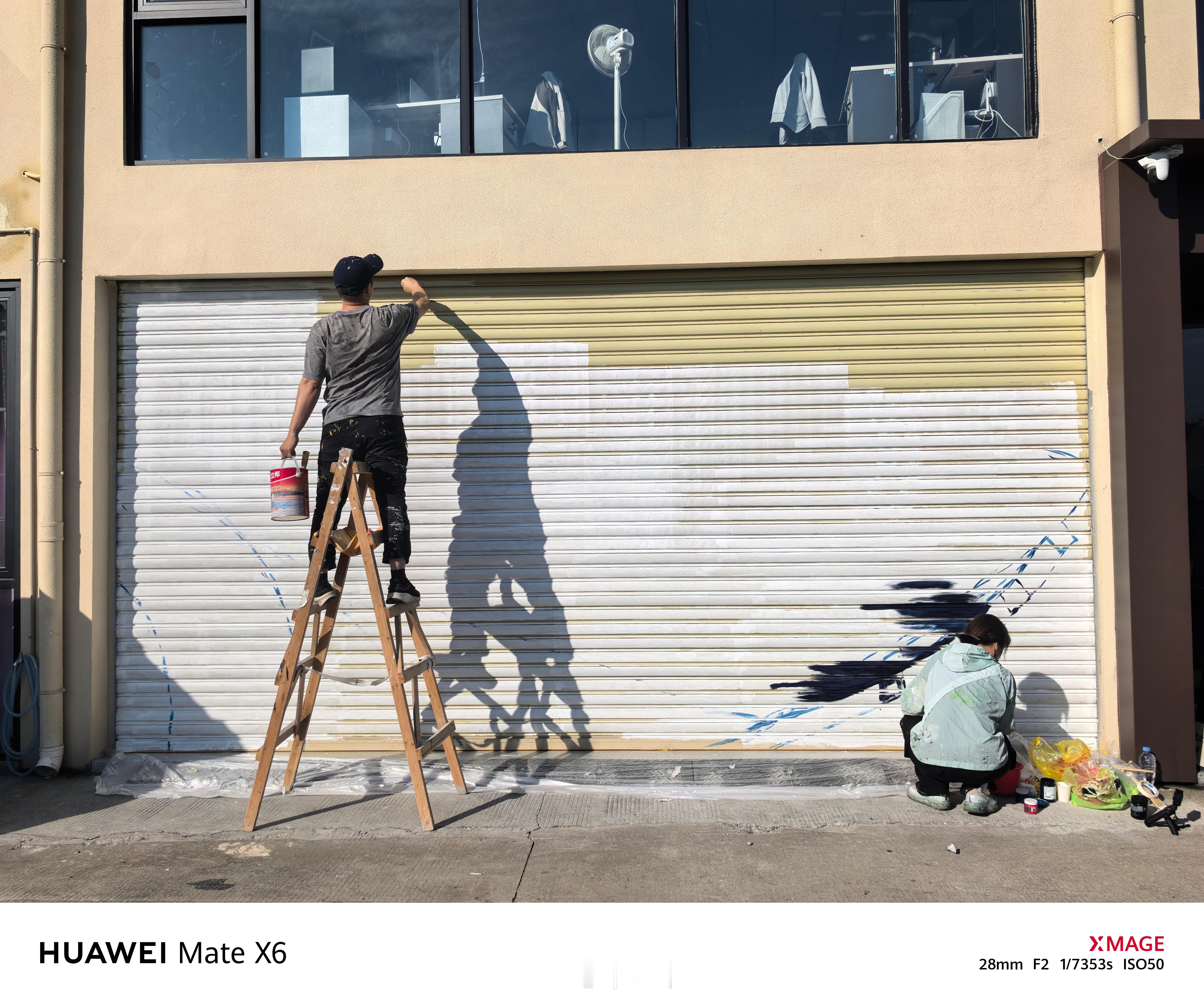 车库的卷闸门开启涂鸦了，明天给大家看效果