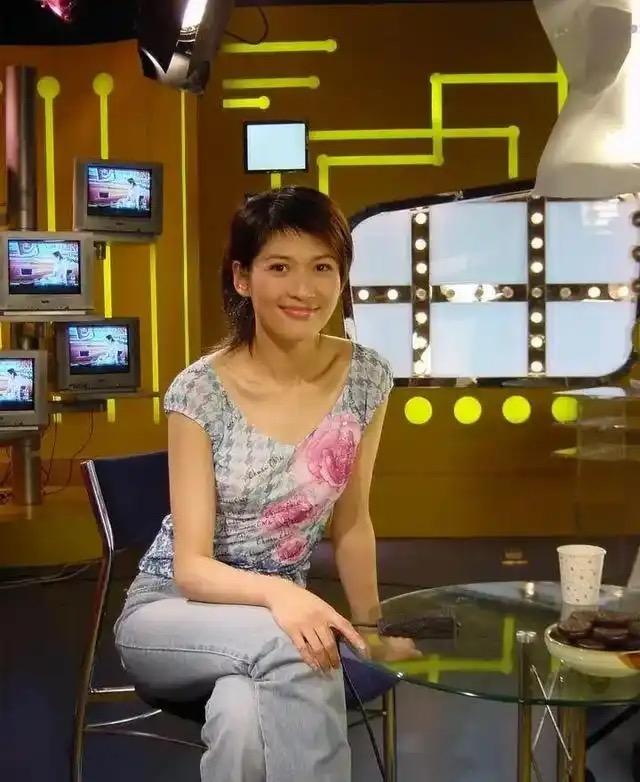 原来陈红的前夫，就是当年强闯美女主持闺房的那个富豪！
11年前，陈红与老公李军宣