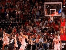 太搞笑！申京和约基奇碰撞，两人双双倒地演戏！

火箭对掘金末节8分钟，申京压哨三