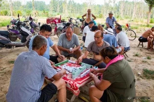 实话实说，不佩服骑着电瓶车过来打牌的，只佩服骑着自行车来观战的，连把凳子都没有，
