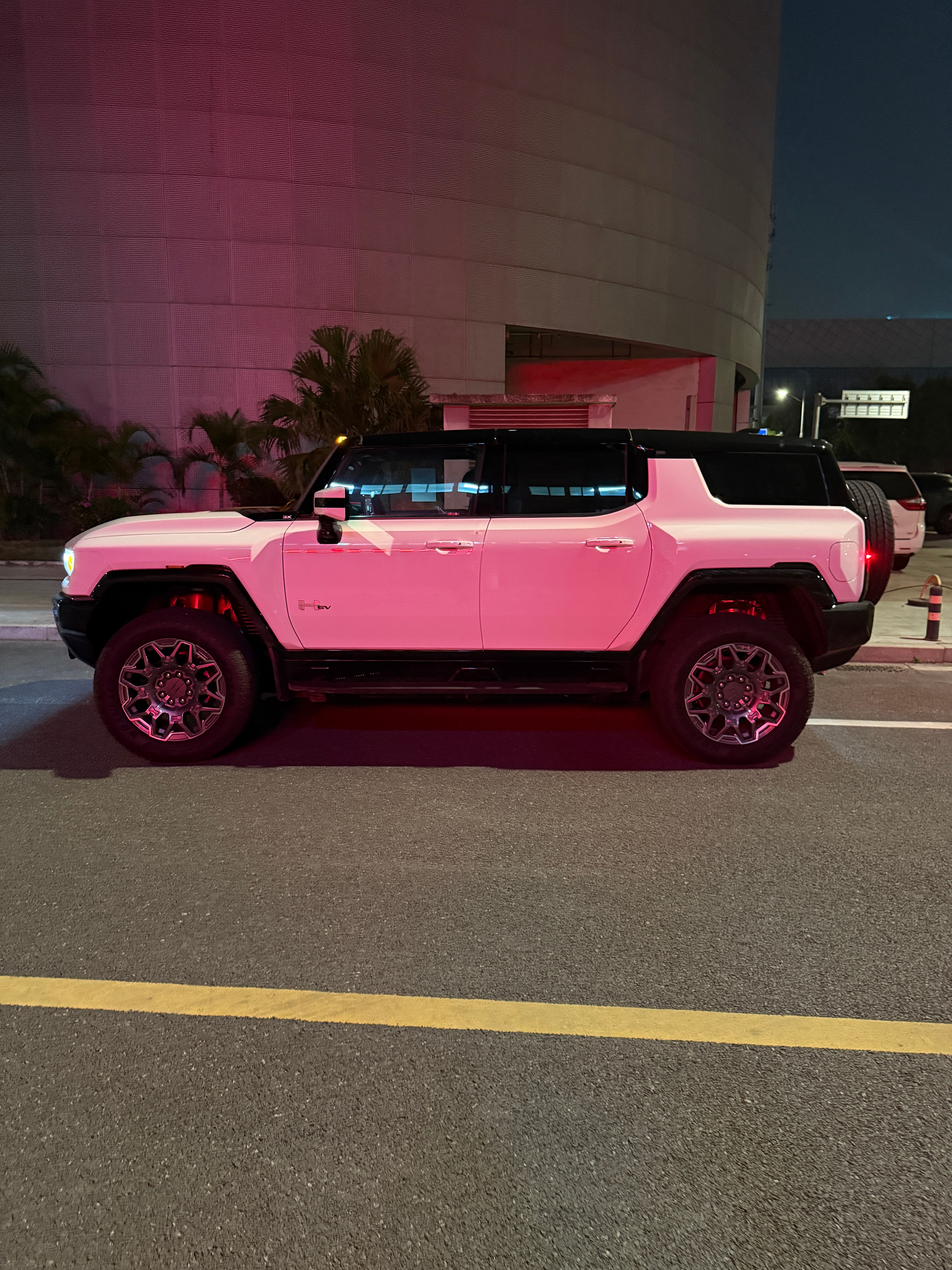 深夜中的巨无霸 悍马EV 厦门