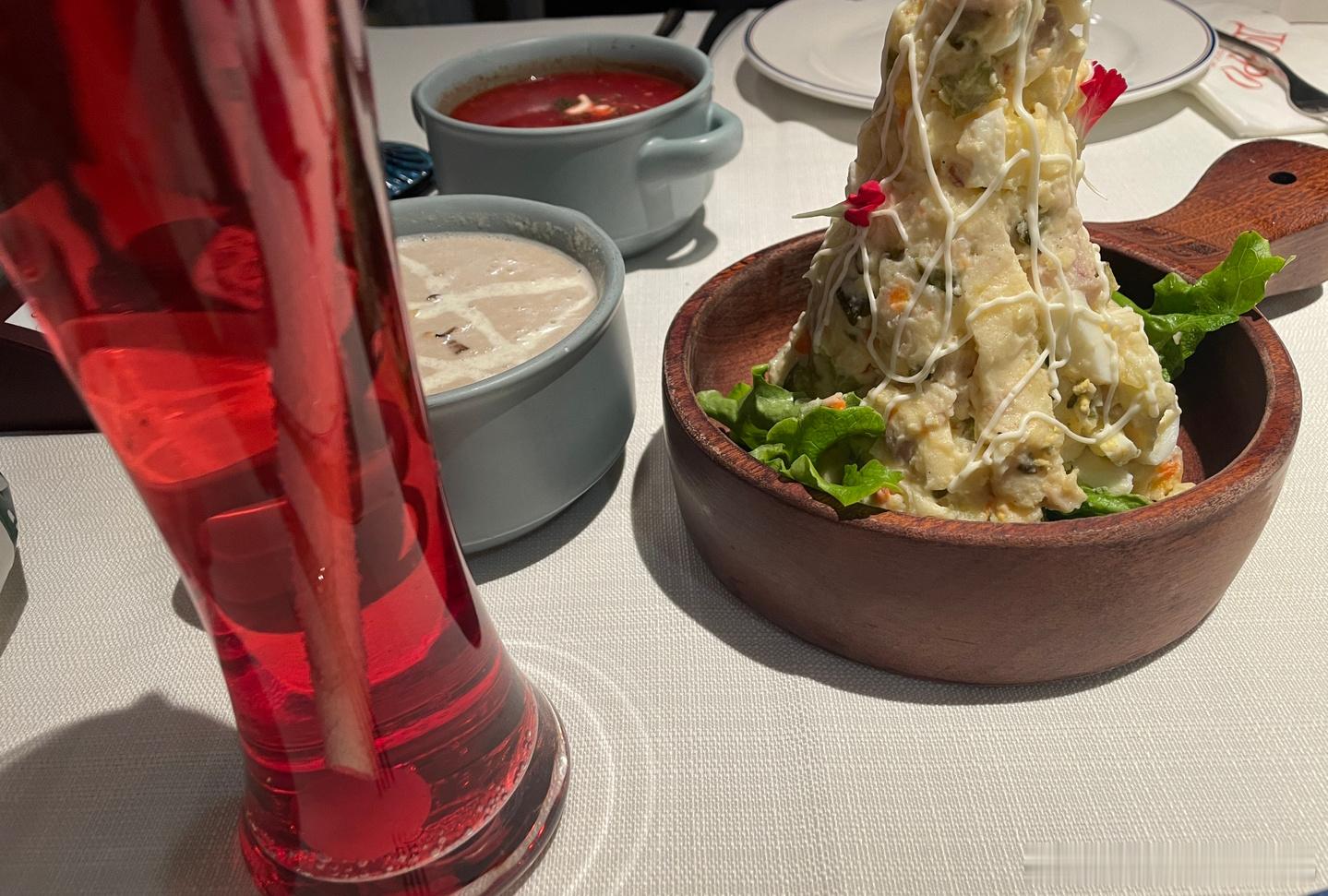 今天加班拍摄完之后他就来接我出去吃饭看电影，看到泸溪河，买了海盐芝士麻薯，然后一