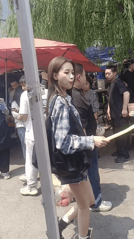 北京网友近日在街头偶遇德云社相声演员:孙越。
以及女演员:孙怡。
当时他们俩人正
