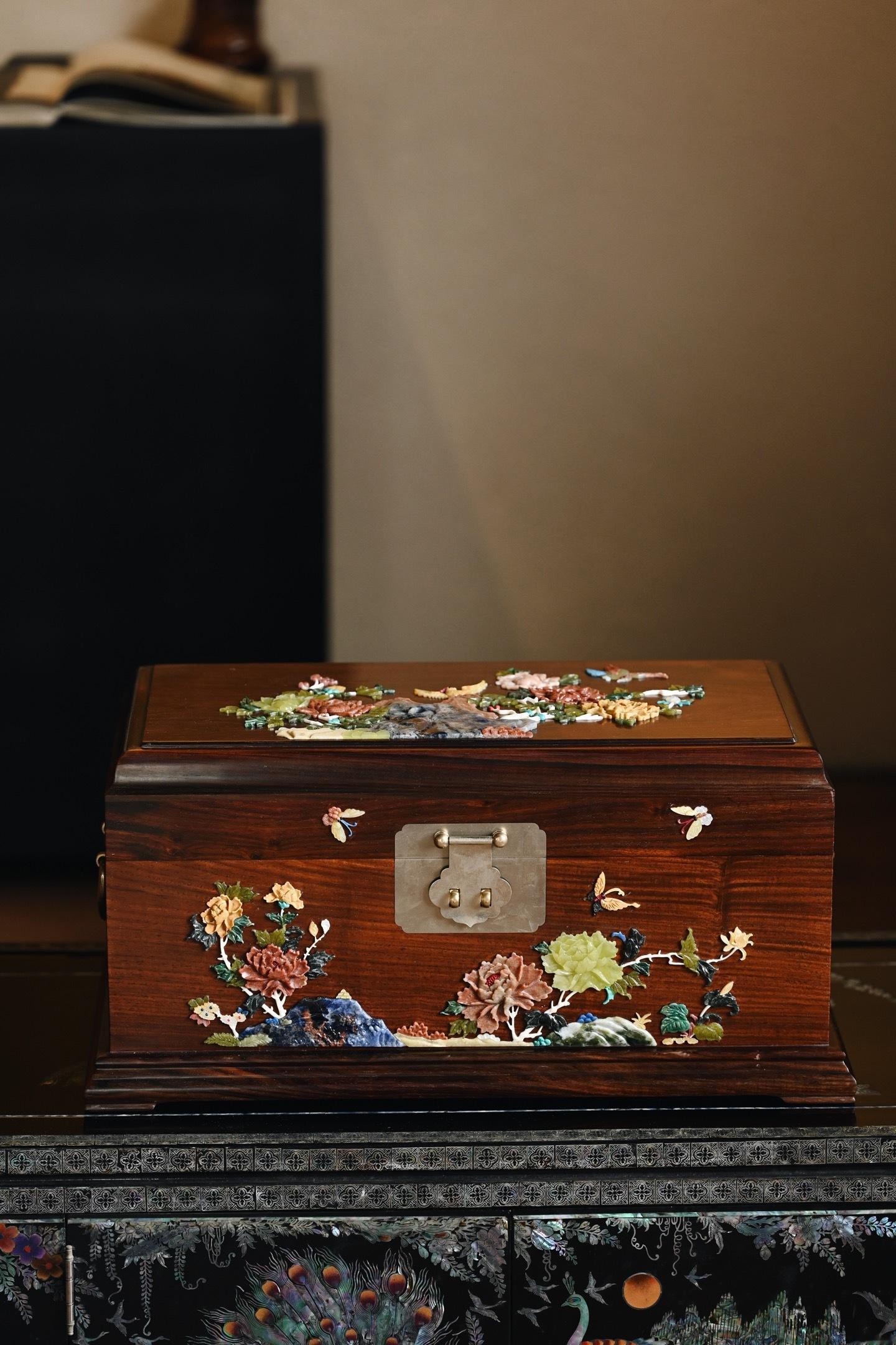 大红酸枝x百宝嵌 | 富贵吉祥 首饰箱质地坚实，色泽沉穆，采用传统百宝嵌工艺，以