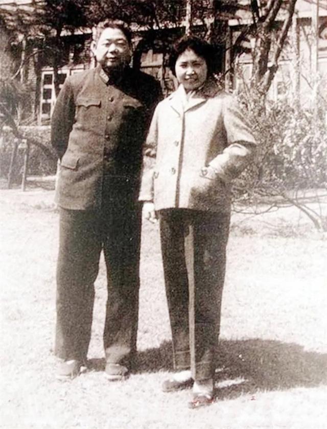 1965年4月，时任沈阳军区司令员陈锡联将军与夫人王璇梅在沈阳时的合影。
 
在