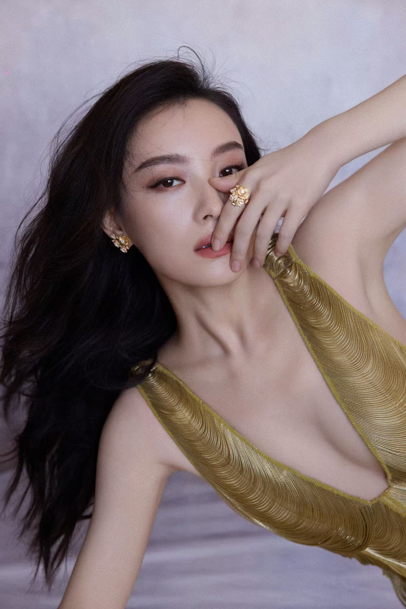光影下的鎏金美人！身着深V礼服出席品牌活动，金属丝线编织出细腻肌理，既有雕塑般的