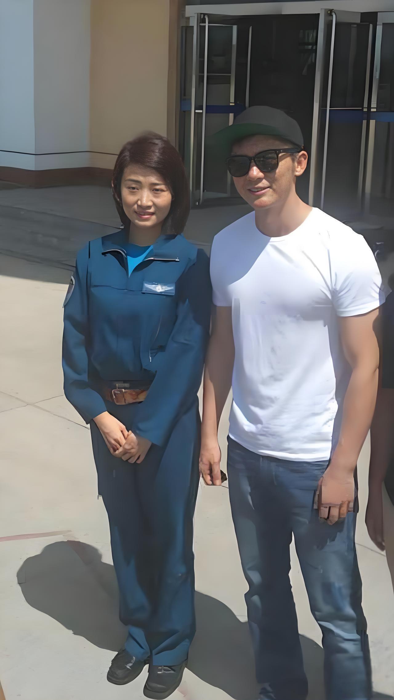 一张珍贵的旧照片里，演员李晨与巾帼英雄余旭同框。她是翱翔于蓝天的“金孔雀”，我国