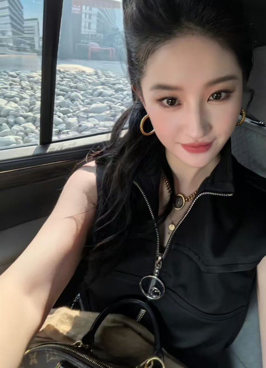 刘亦菲超车这段帅到我了 反复回看刘亦菲超车名场面，利落操控方向盘，又美又有力量感