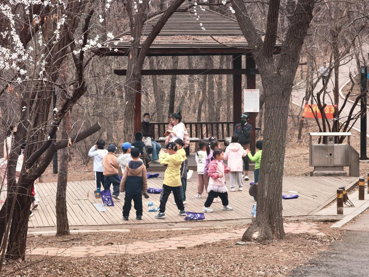 孩子们的笑声，像鸟鸣溅落，清脆脆的悦耳。
原本安静的小亭子边，孩子们恣意地跳着、