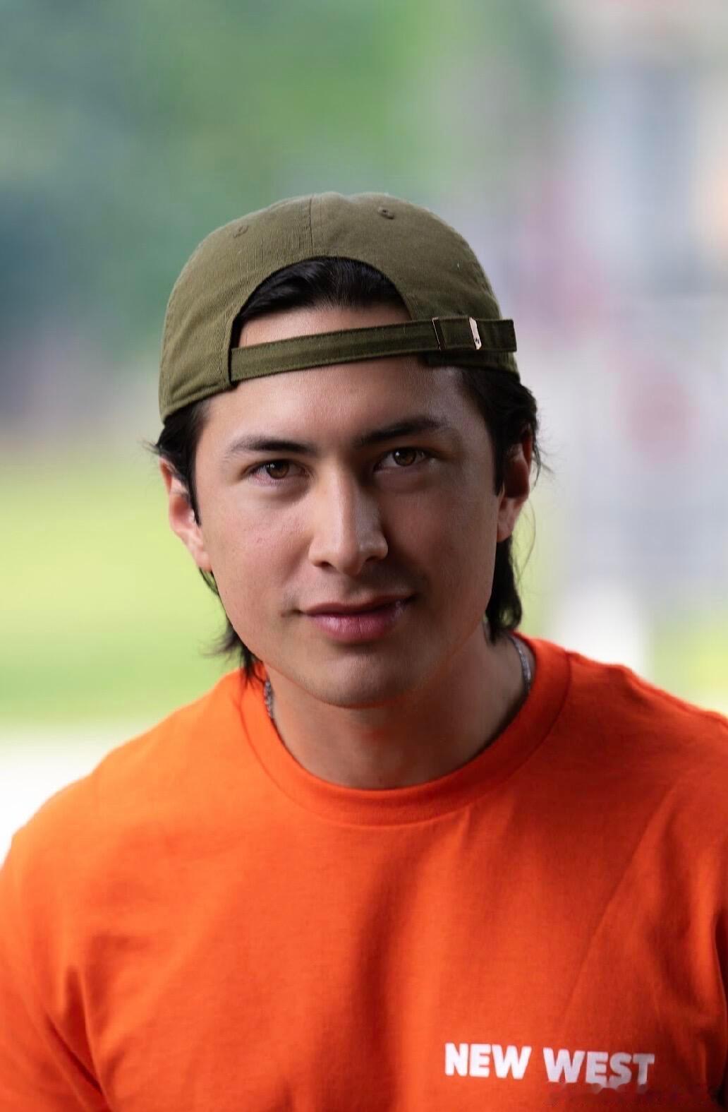 Hudson在未出演《巅峰对决》前曾在披萨店打过工，这是披萨店的员工照片 跨年电