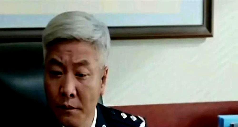 骂了三十集的头号黑手，大结局竟全身而退。
 
镜头里的史隆，用经费流程拖死巡山队